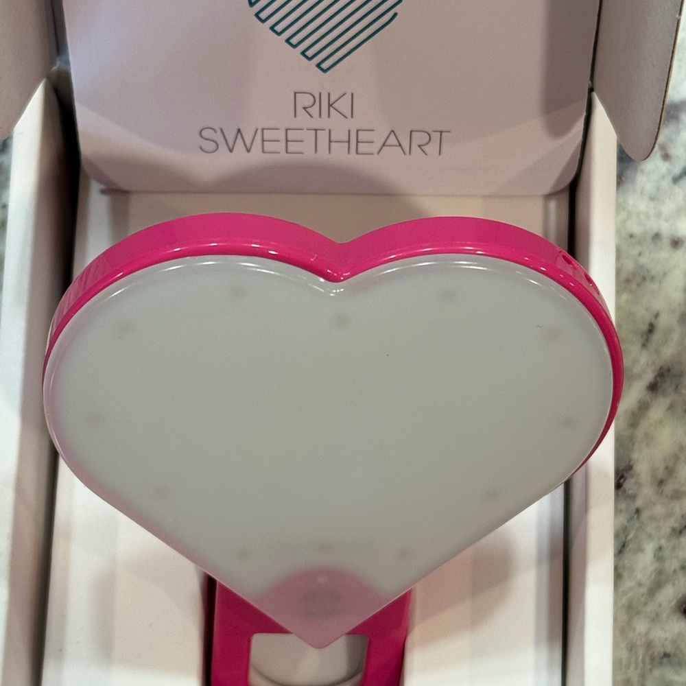 Pink Heart RIKI LOVES RIKI Sweetheart Mirror.  3 light settings. New in Box.